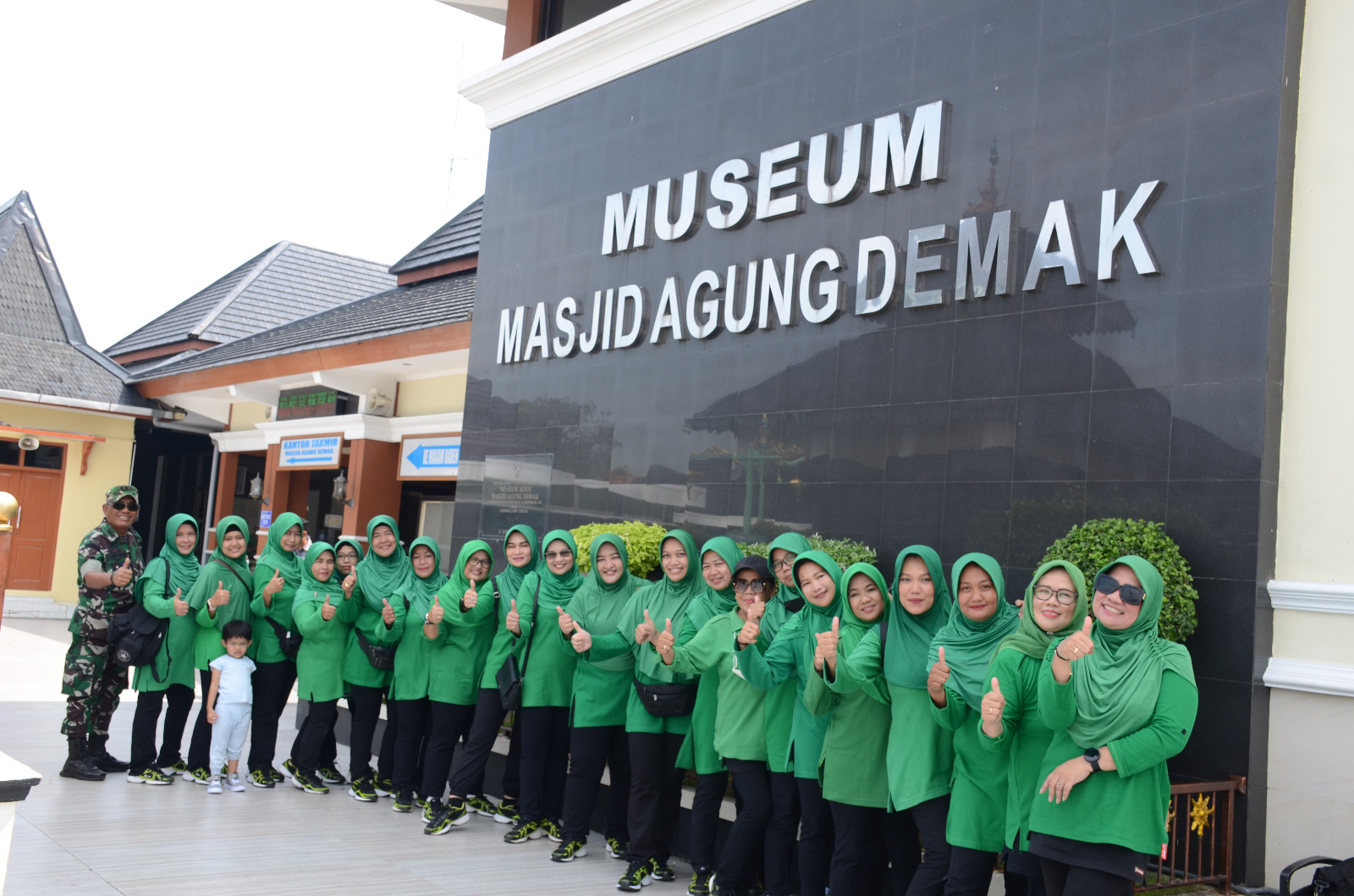 Ketua Persit Koorcab Rem 073/Makutarama Laksanakan Senam Bersama dan Wisata Religi